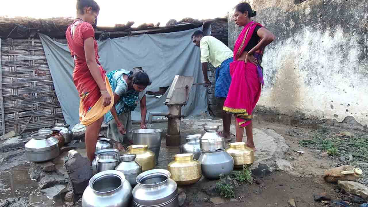 Water Crisis | మండుటెండలో తాగునీటి కోసం తండావాసుల తిప్పలు.. పట్టించుకోని అధికారులు..!