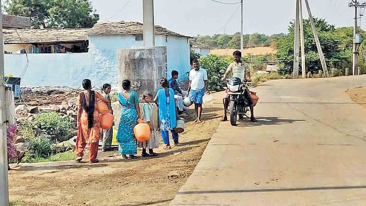 తాగునీటి కోసం తండ్లాట.. మిషన్‌ భగీరథ నీటి సరఫరా లేక ఇబ్బందుల్లో ప్రజలు