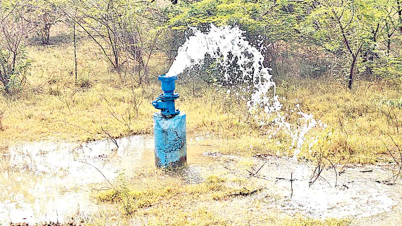 మిషన్‌ భగీరధ నీళ్లు రోడ్డుపాలు
