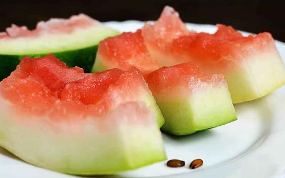 Watermelon Rind | పుచ్చ‌కాయ‌ల‌ను తిన్నాక వాటికి ఉండే తెల్ల‌ని తొక్క‌ను ప‌డేస్తున్నారా.. అయితే అలా చేయ‌కండి.. ఎందుకంటే..