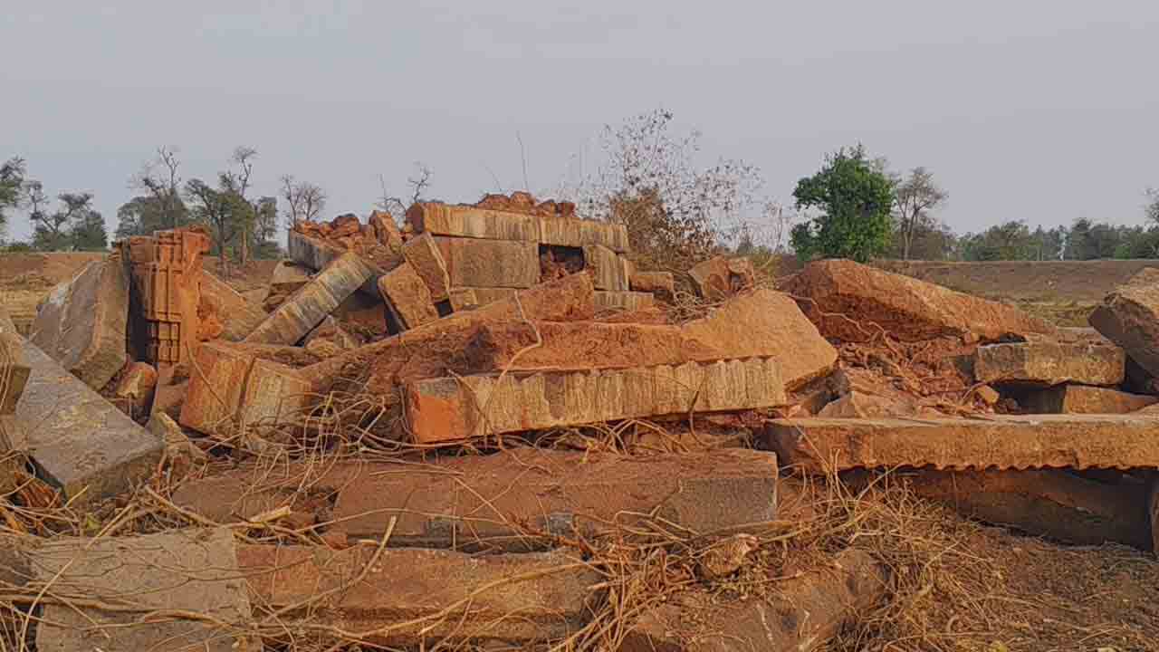 Warangal | కాక‌తీయుల కాలం నాటి ఆల‌యాన్ని కూల్చివేసిన ప్రభుత్వం