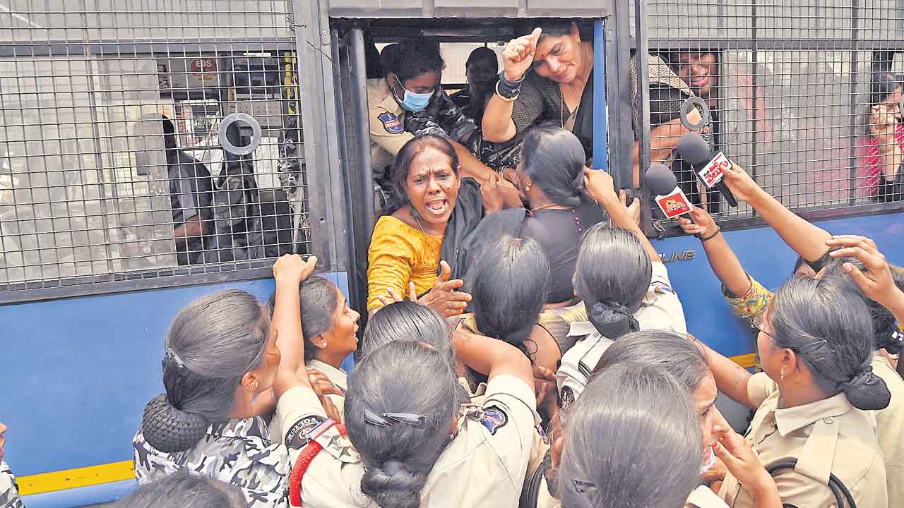 మహిళాలోకం ఉగ్రరూపం