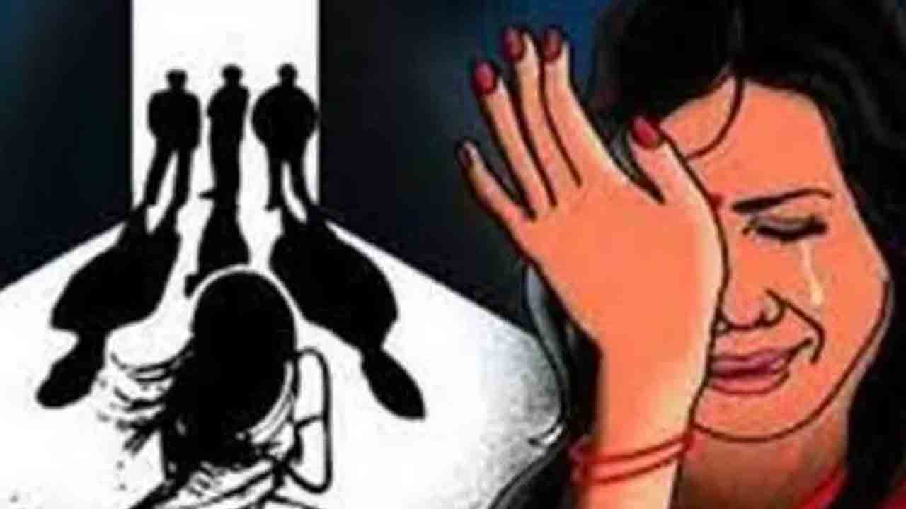 దుస్తులు చింపి.. జాత్యహంకార దూషణలు