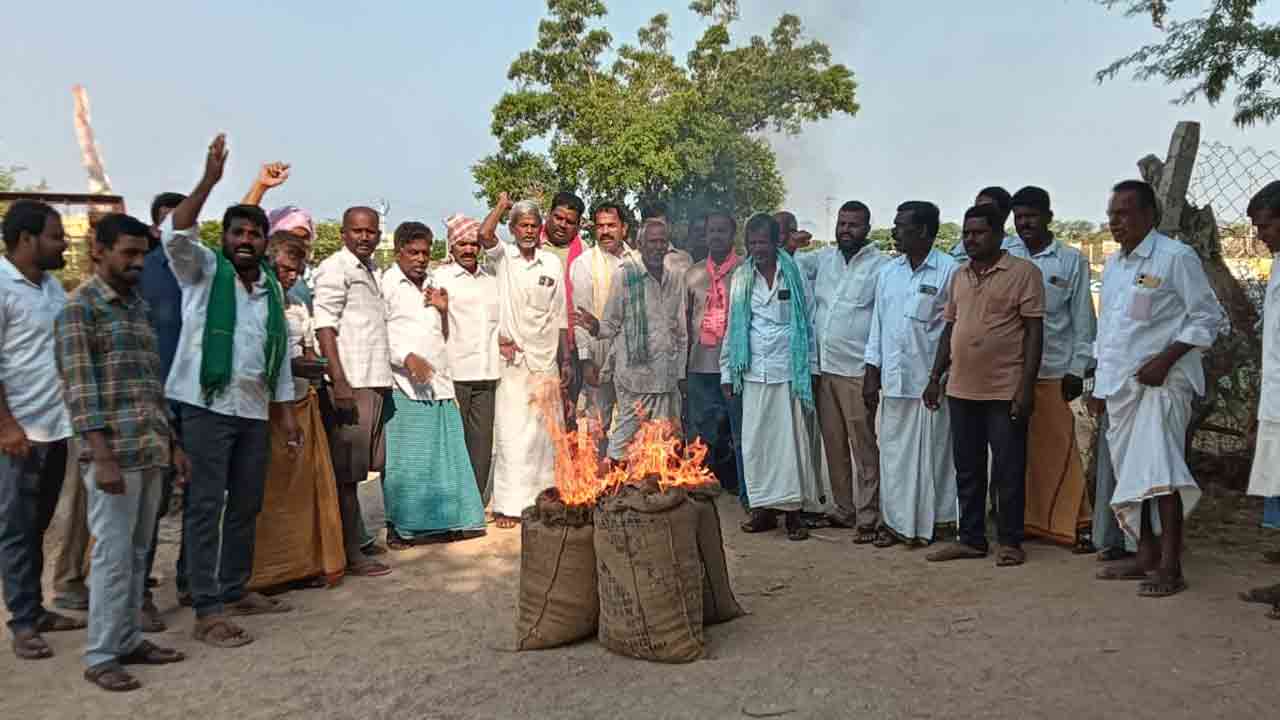యాదాద్రి జిల్లాలో రైతన్నల ఆందోళన.. వడ్ల బస్తాలు తగులబెట్టి నిరసన