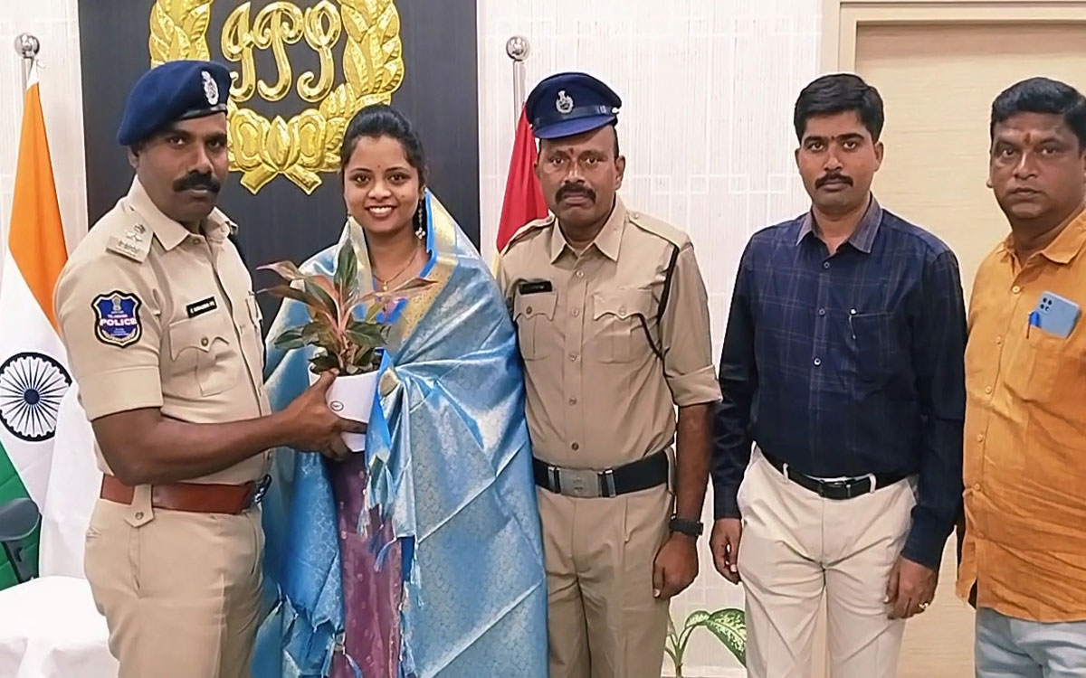 ఐఎఫ్ఎస్‌కు హెడ్ కానిస్టేబుల్ కూతురు ఎంపిక‌.. ఎస్పీ న‌ర‌సింహ స‌న్మానం