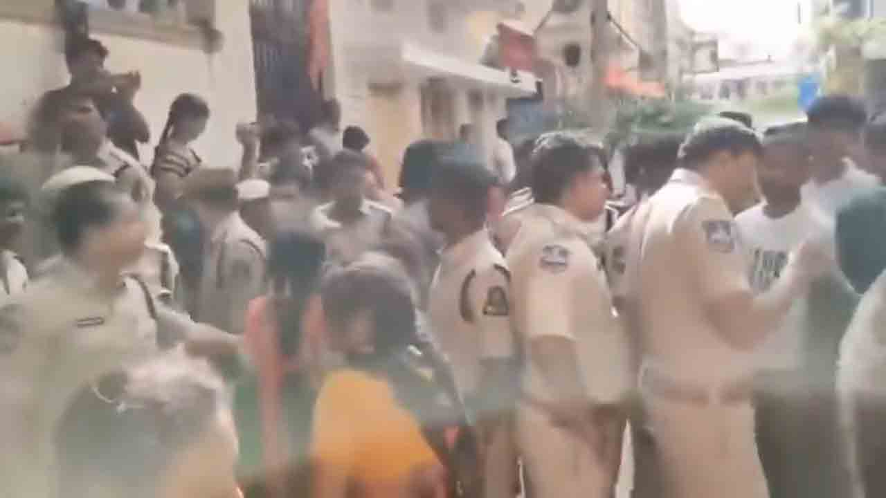 ప్రేమించిన యువతి ఇంటి ముందు ఆందోళనకు దిగిన యవన్ కుటుంబసభ్యులు : వీడియో