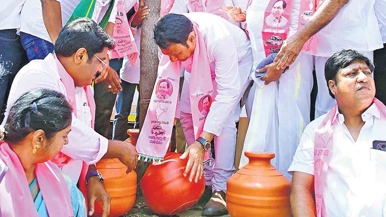 ‘పచ్చదనం’పై నిర్లక్ష్యం.. బిందెలతో నీళ్లు పోసి మాజీ ఎమ్మెల్యే బిగాల నిరసన