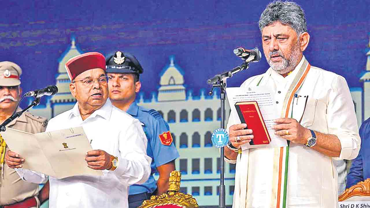 కర్ణాటక సీఎంగా డీకే ప్రమాణం.. డిప్యూటీ సీఎంగా పరమేశ్వర