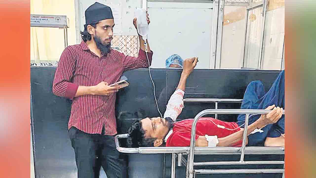 బెడ్లు కరువు.. స్ట్రెచర్లపైనే చికిత్స!