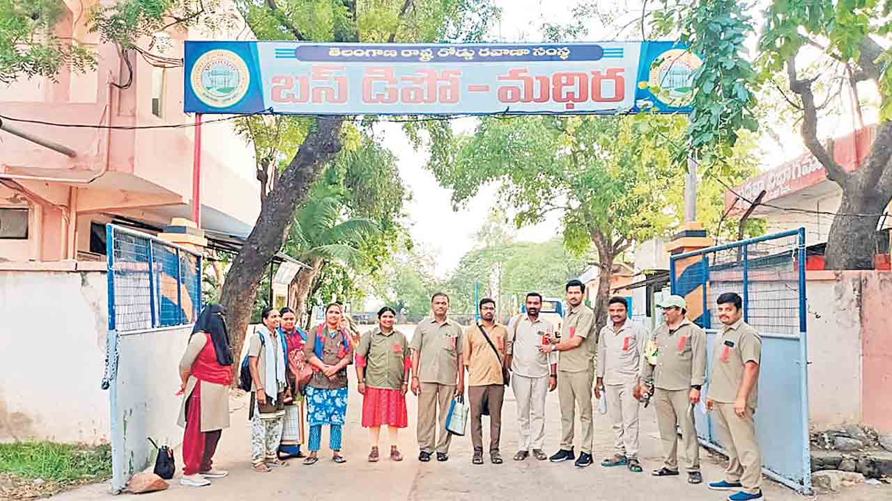ఆర్టీసీ విలీనం చేయాలని ఎర్రబ్యాడ్జీలతో నిరసన