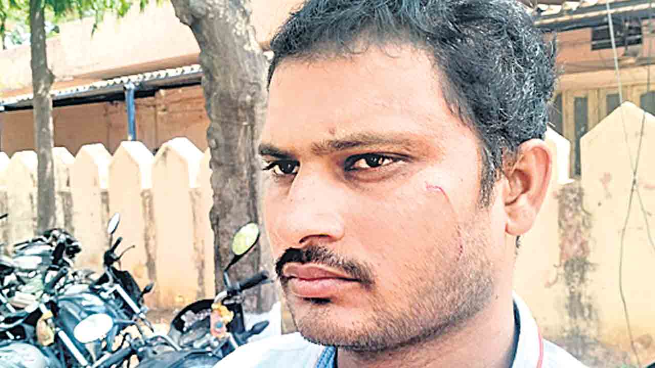 బీట్‌ ఆఫీసర్లపై కాంగ్రెస్‌ నాయకుల దాడి