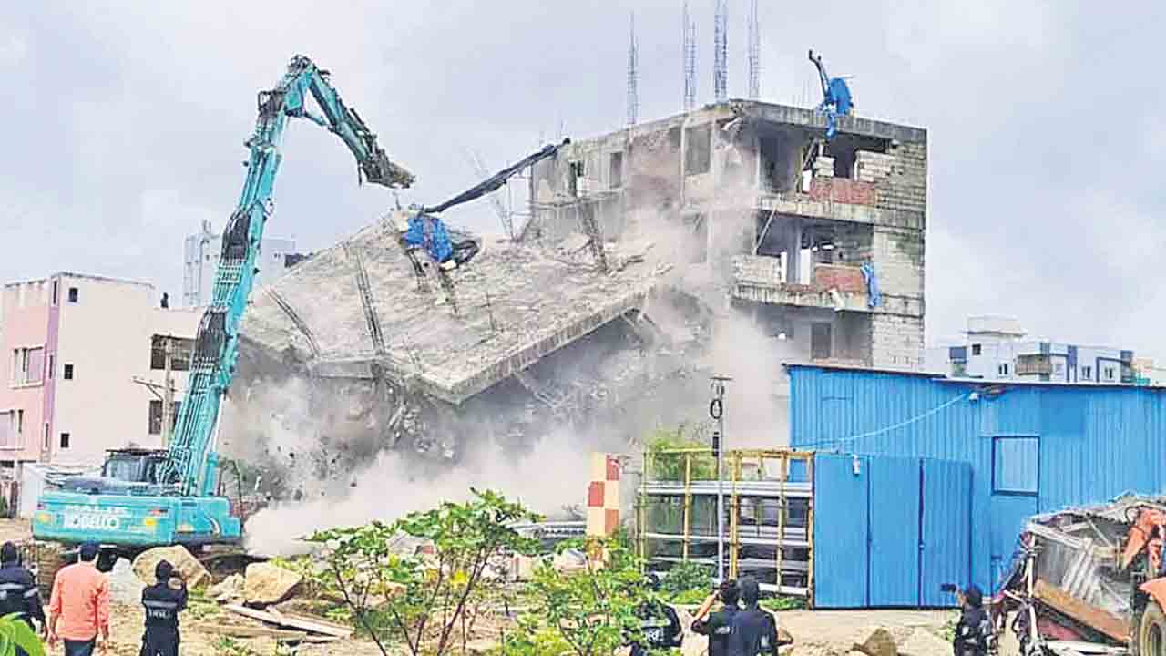 గరీబోళ్ల గూడుపై హైడ్రా బుల్డోజర్‌.. కోర్టు ఆదేశాలు ఉన్నా బేఖాతరు