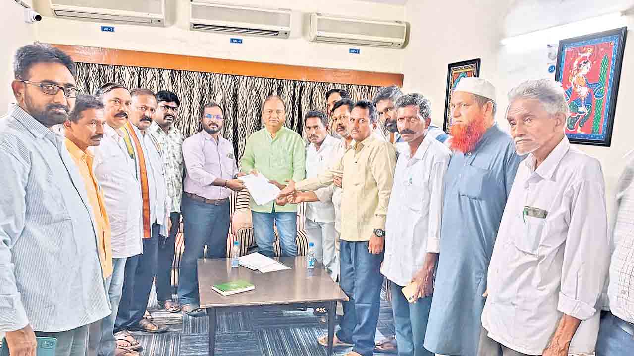 ‘పోలవరం’ బృందానికి హరీశ్‌రావు లేఖ అందజేత