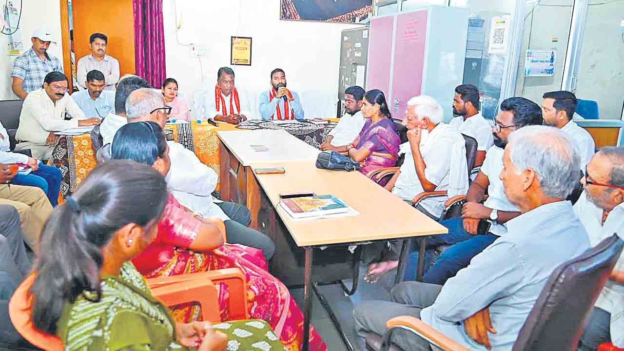 ‘ధర్మపురి’పై దిగొచ్చిన సర్కార్‌.. భూ నిర్వాసితులతో మంత్రి అడ్లూరి మొదటిసారి సమావేశం