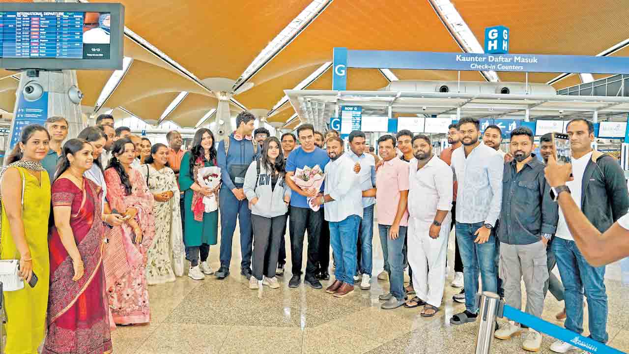 మలేషియాలో నేడు రాష్ర్టావతరణ వేడుకలు.. కౌలాలంపూర్‌ ఎయిర్‌పోర్ట్‌కు భారీగా తరలివచ్చిన ఎన్నారైలు