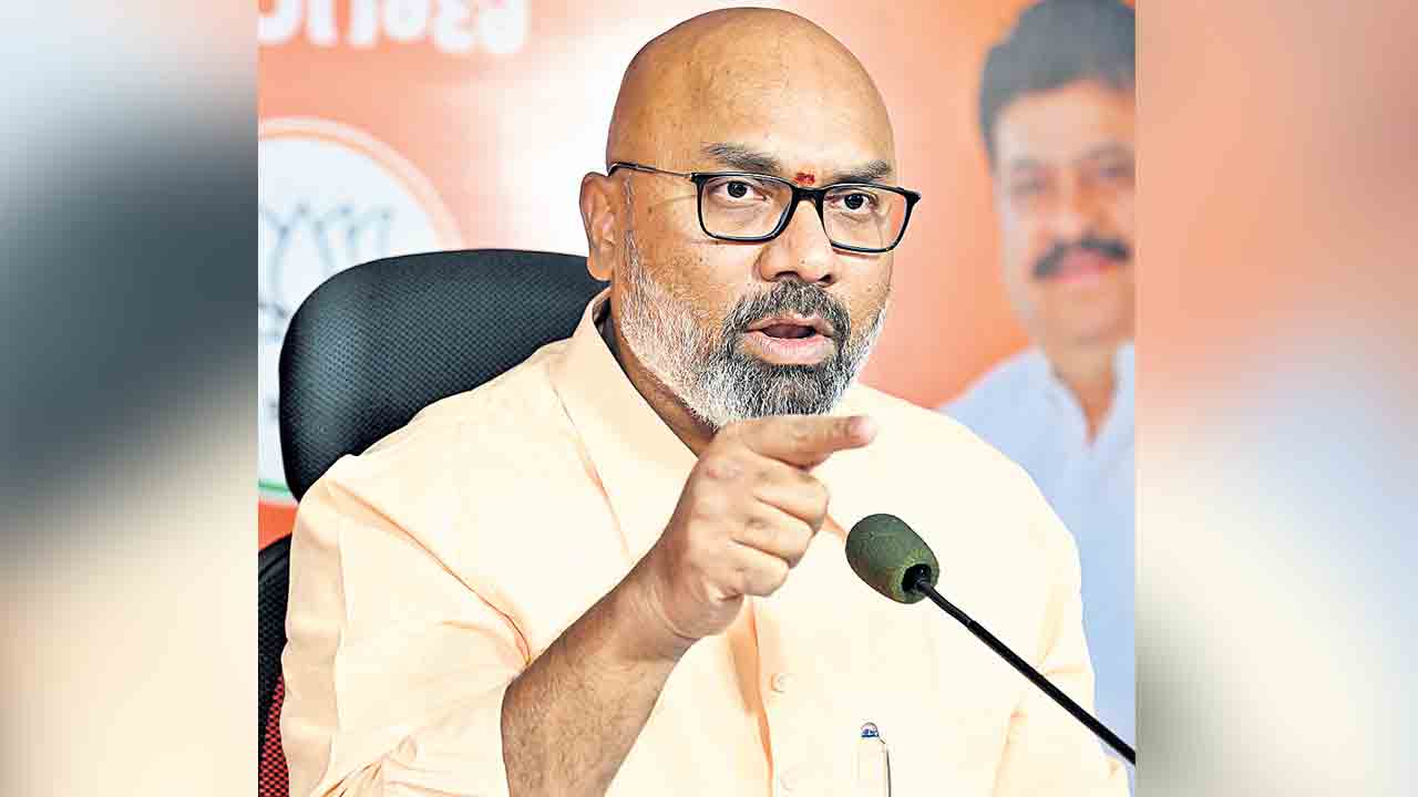 వడ్లు కూడా కొనడం చేతగాని రేవంత్‌.. నీకే ఫ్యూచర్‌ లేదు.. ఫ్యూచర్‌సిటీ కడ్తవా?
