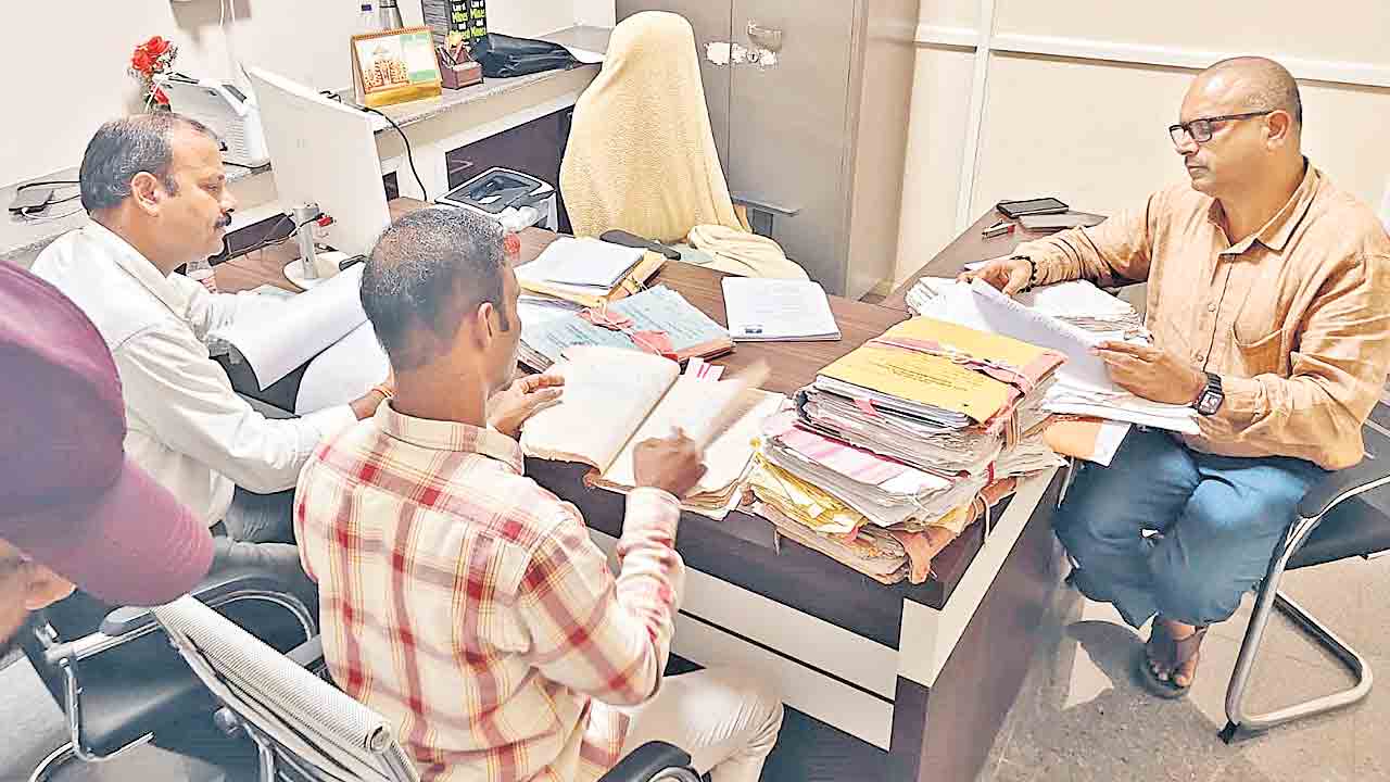 భూగర్భ, గనుల శాఖలో సీఐడీ సోదాలు.. గ్రానైట్‌ క్వారీలకు చెందిన రికార్డుల పరిశీలన