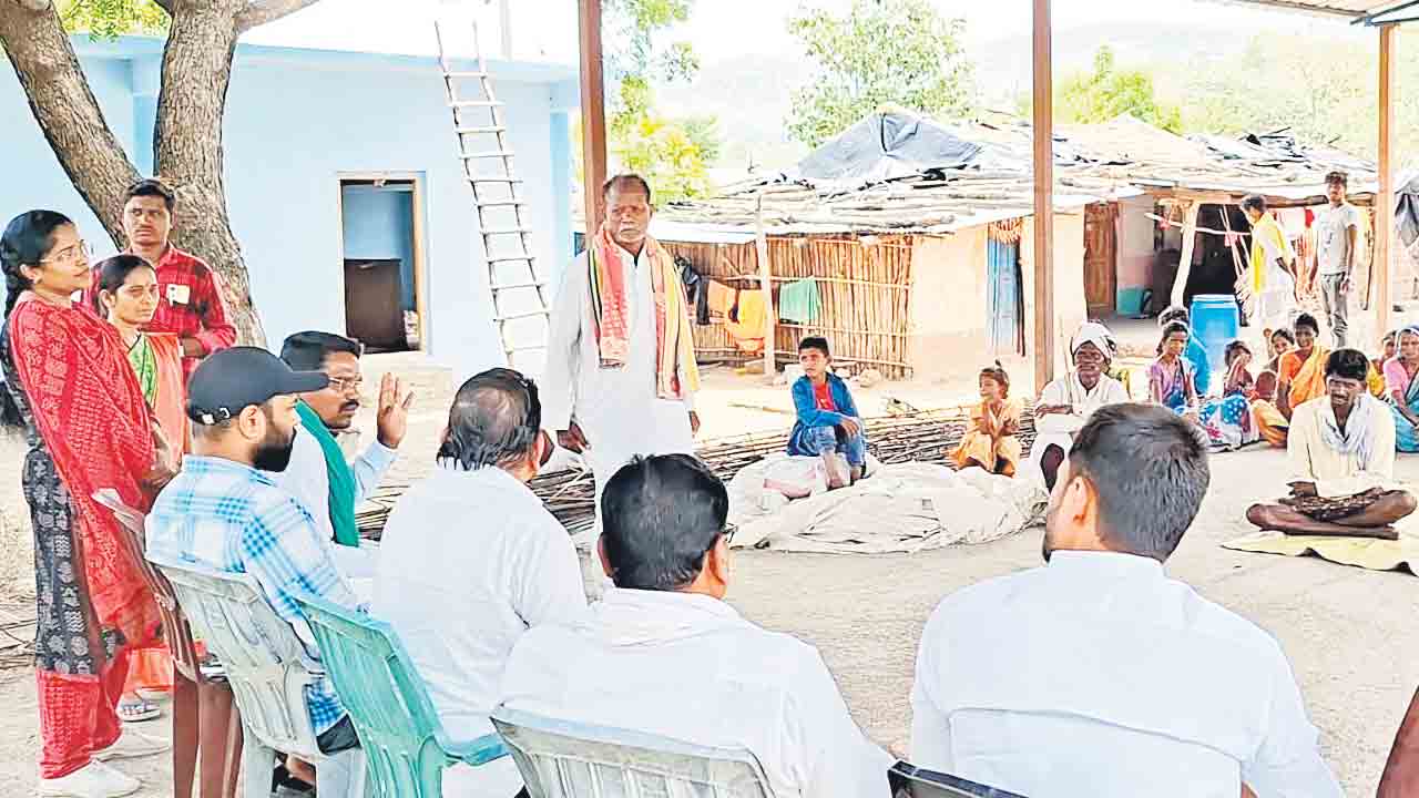 ఫ్లోరైడ్‌ సమస్య పరిష్కారానికి చర్యలు.. దుబ్బగూడను సందర్శించిన అధికారులు