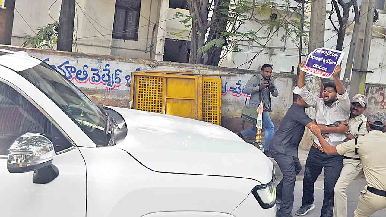 ఫీజుల నియంత్రణకు చట్టం తేవాలి