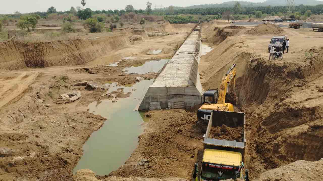 అసంపూర్తిగా అలుగు నిర్మాణం