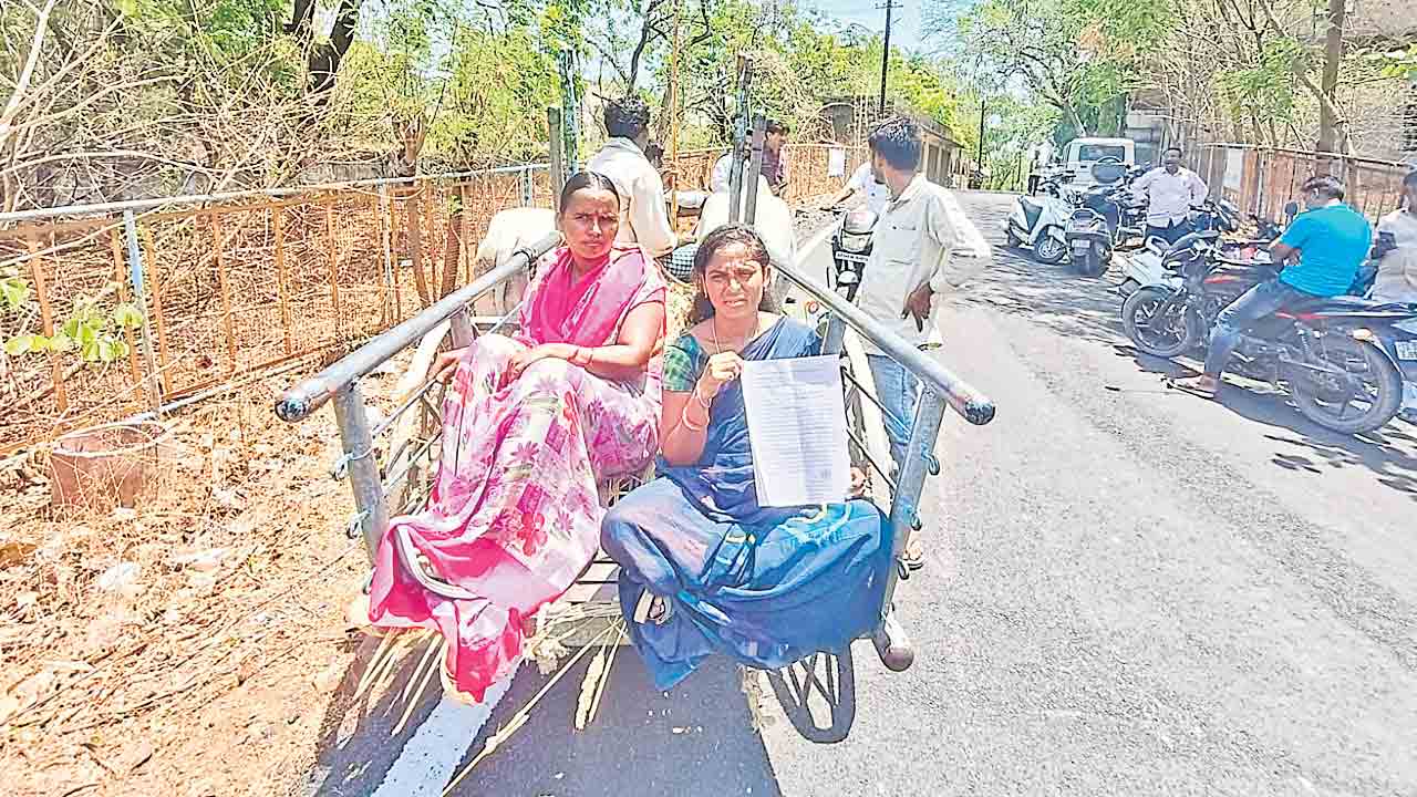 ఎడ్లబండిపై ప్రజావాణికి రైతులు