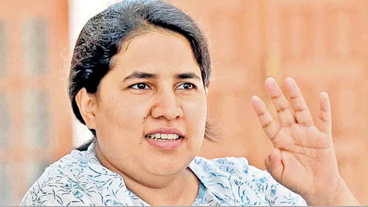 విజయన్‌ కుమార్తెకు ఈడీ సమన్లు.. మనీలాండరింగ్‌ కేసులో 12న విచారణకు రావాలని ఆదేశం