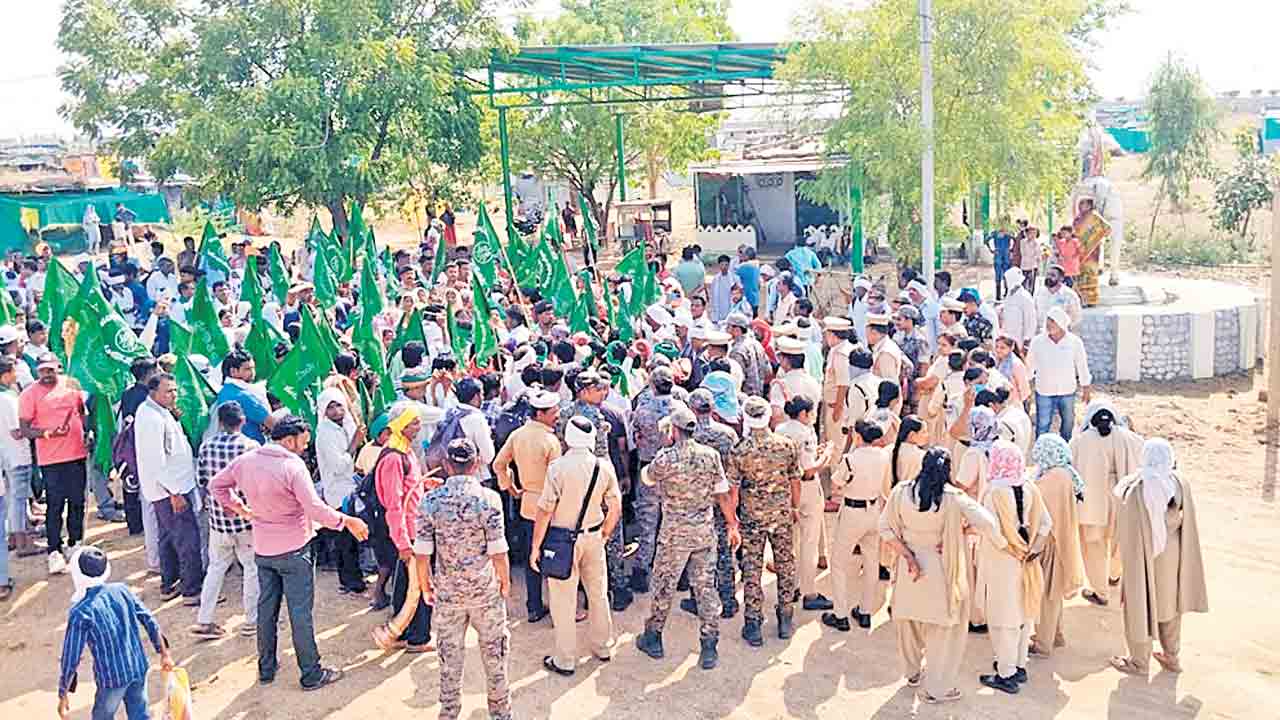 ఆదివాసీల దిగ్బంధం… ప్రజాభవన్‌ ముట్టడికి యత్నం .. కాలనీలోనే అడ్డుకున్న పోలీసులు