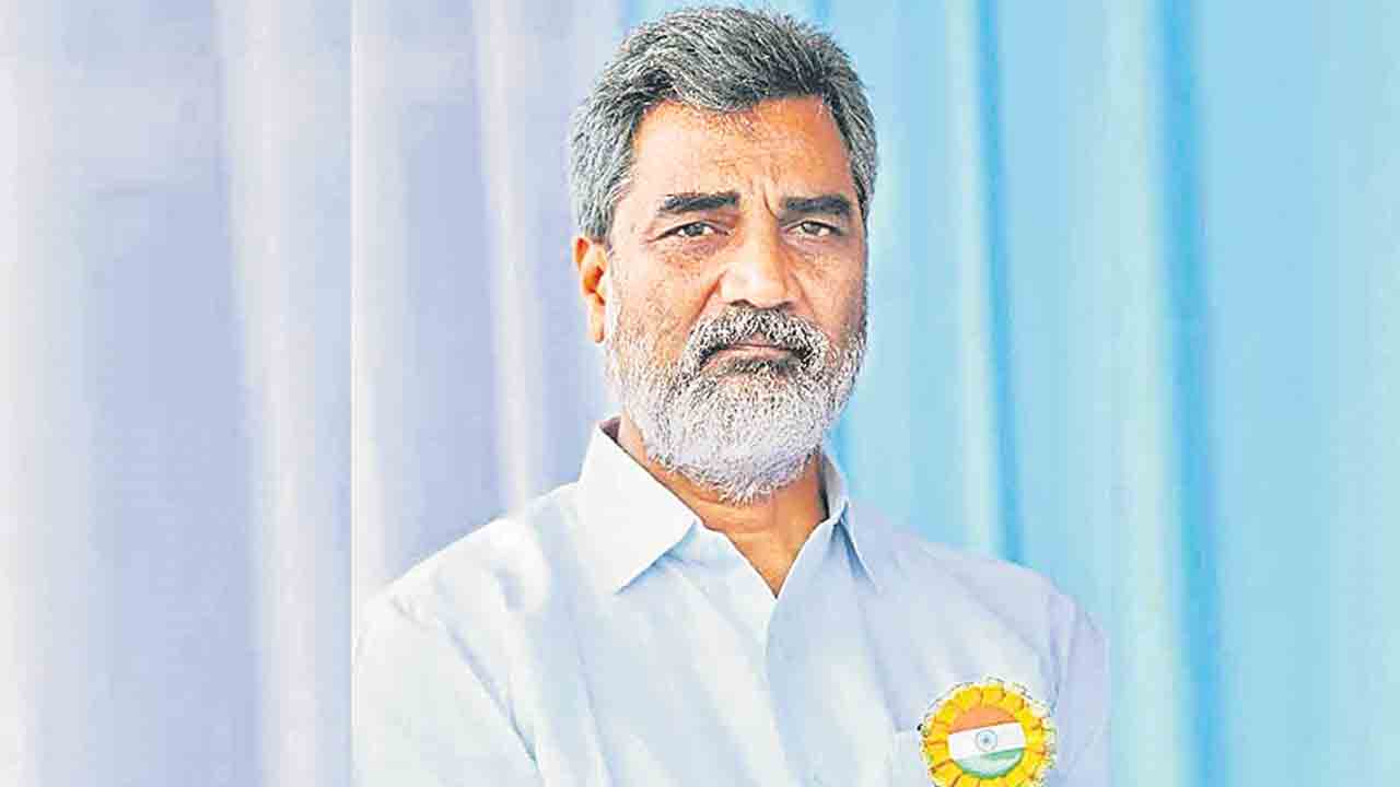 గులాబీ కండువా కప్పుకొంటే బెదిరిస్తారా?