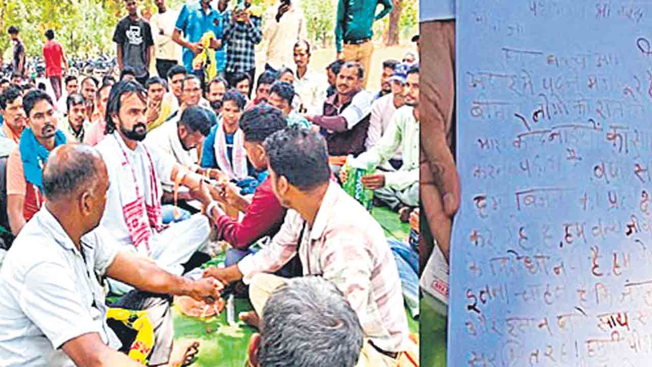 విద్యుత్తు కోసం రక్తంతో ప్రధానికి 800 లేఖలు.. ఛత్తీస్‌గఢ్‌లో గ్రామస్తుల నిరసన