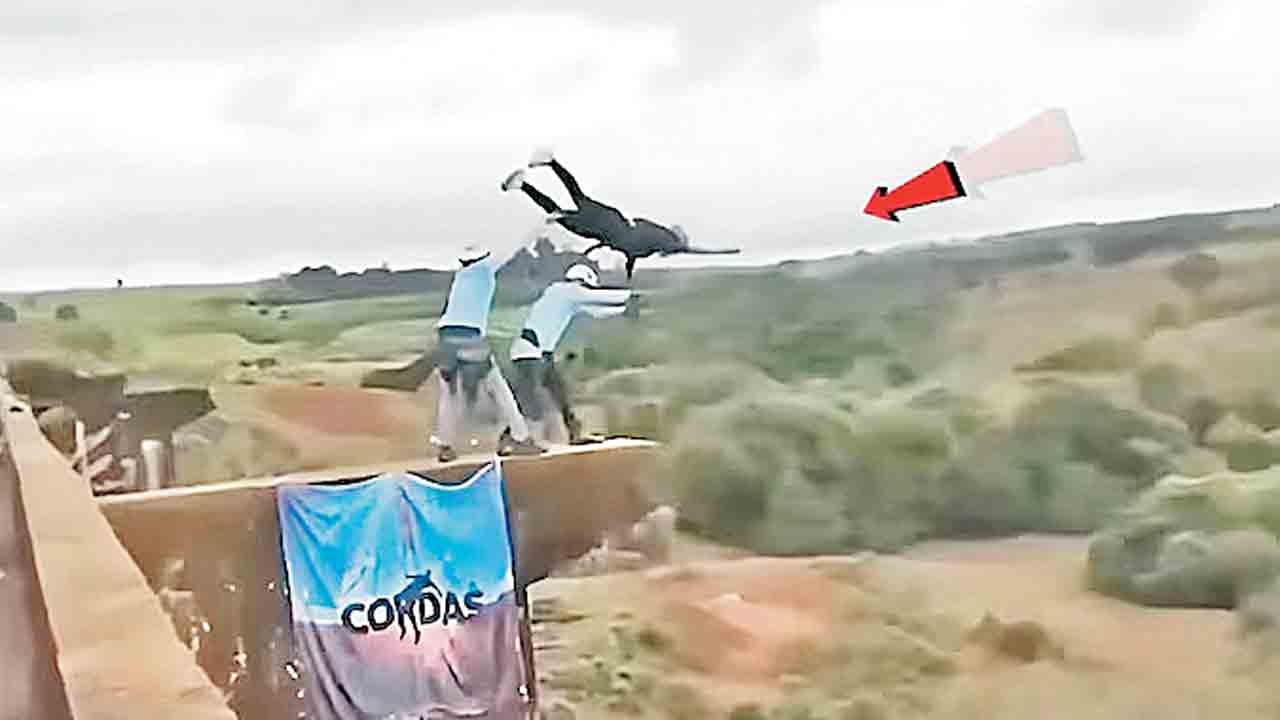 తాడు కట్టకుండానే తోసేశారు!
