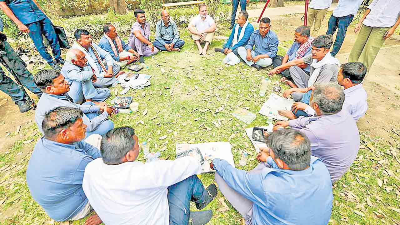 ఢిల్లీలో ముచ్చట్లు.. తెలంగాణలో కన్నీళ్లు.. రాహుల్‌జీ.. ఇంకెంతమంది ఆటోడ్రైవర్లు చనిపోతే స్పందిస్తరు?