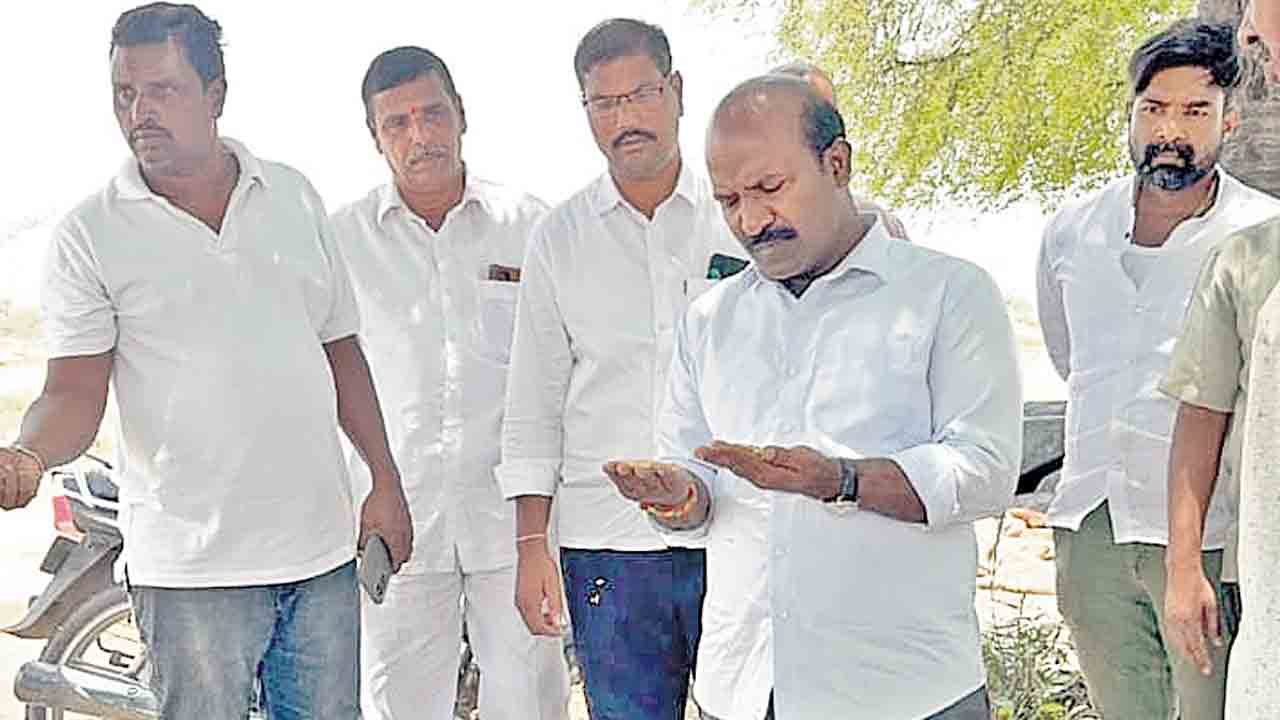 నెలలు గడుస్తున్నా ధాన్యం కొనరా.. రైతులను ఇబ్బందులు పెడితే పతనమే