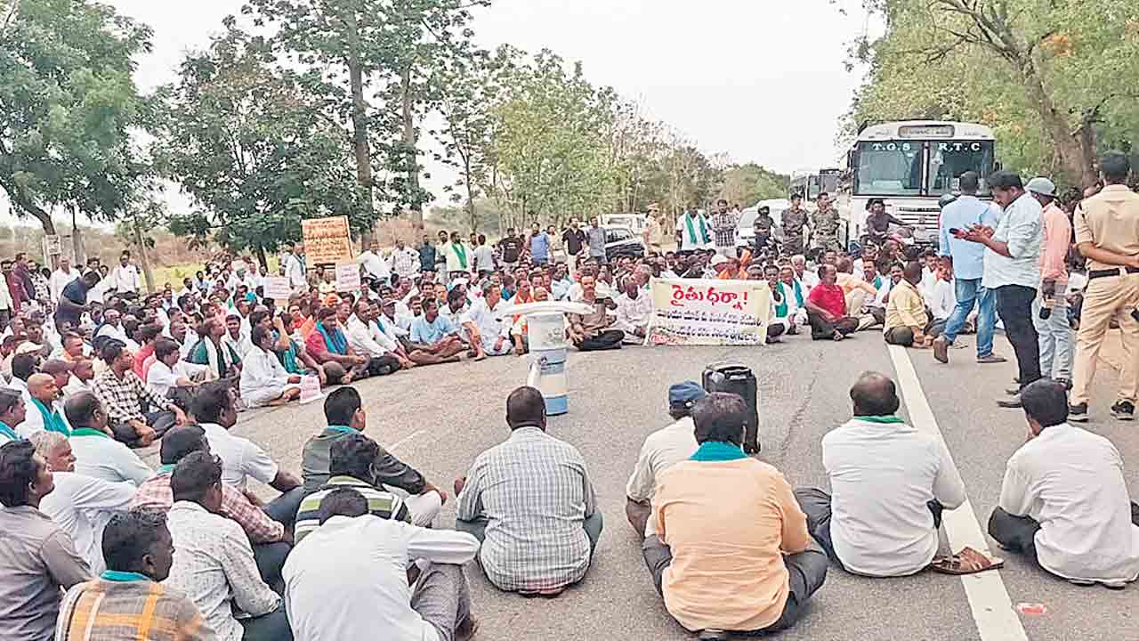 సీఎం రేవంత్‌ గద్దె దిగాలి.. యూరియా పంపిణీ ఇబ్బందులపై అన్నదాతల ఆగ్రహం