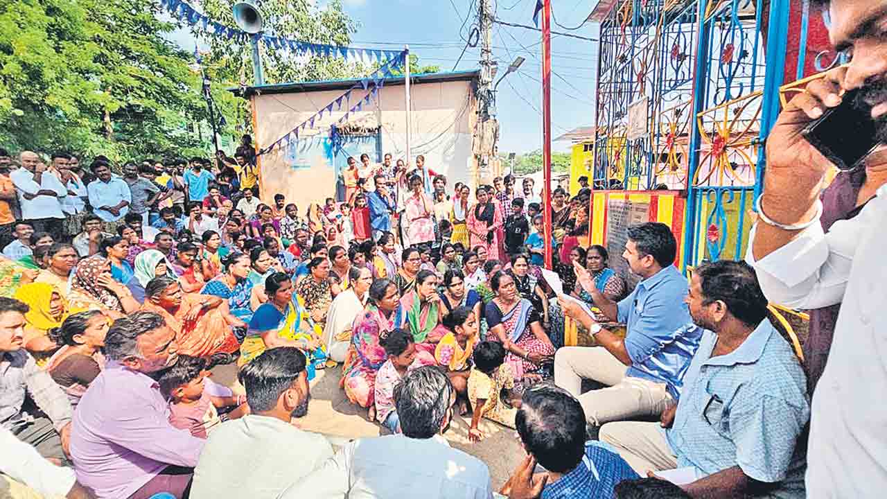పేదల ఇండ్లపైకి బుల్డోజర్లు.. ప్రభుత్వ తీరుపై మండిపడ్డ మన్నె క్రిశాంక్‌