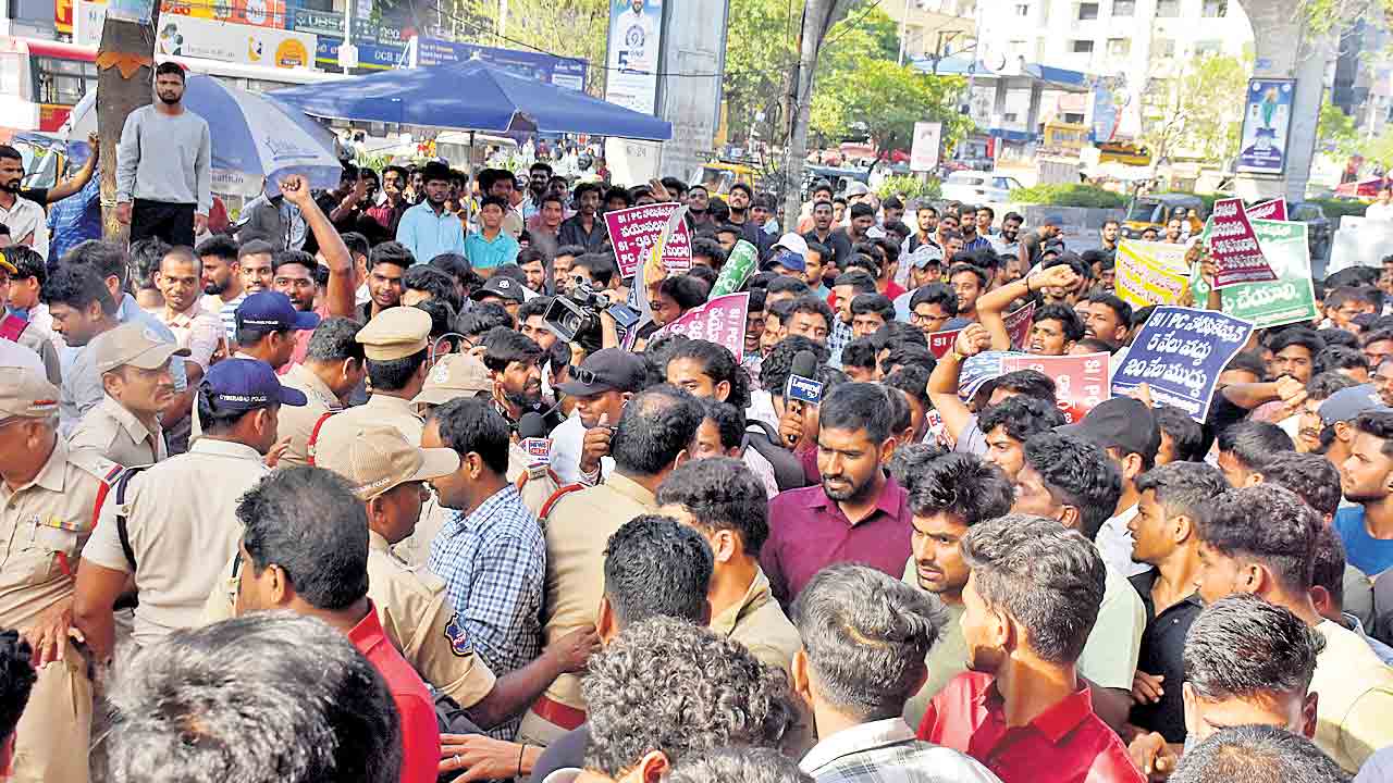 నిరుద్యోగులపై నిర్బంధకాండ.. పెండింగ్‌ ఉద్యోగ నోటిఫికేషన్లు విడుదల చేయాలని దిల్‌సుఖ్‌నగర్‌లో భారీ ర్యాలీ