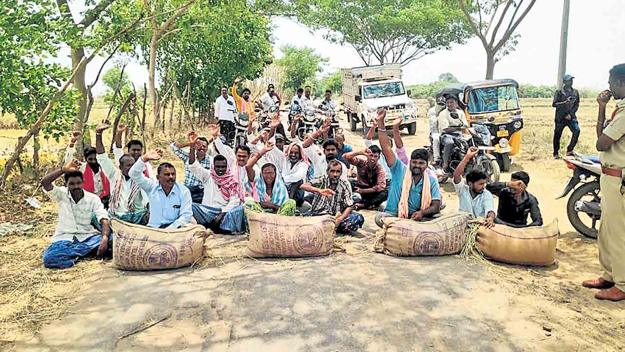 ఆరుగురు రైతులపై కేసులు.. ధాన్యం కొనాలని ఆందోళన చేసినందుకు..!