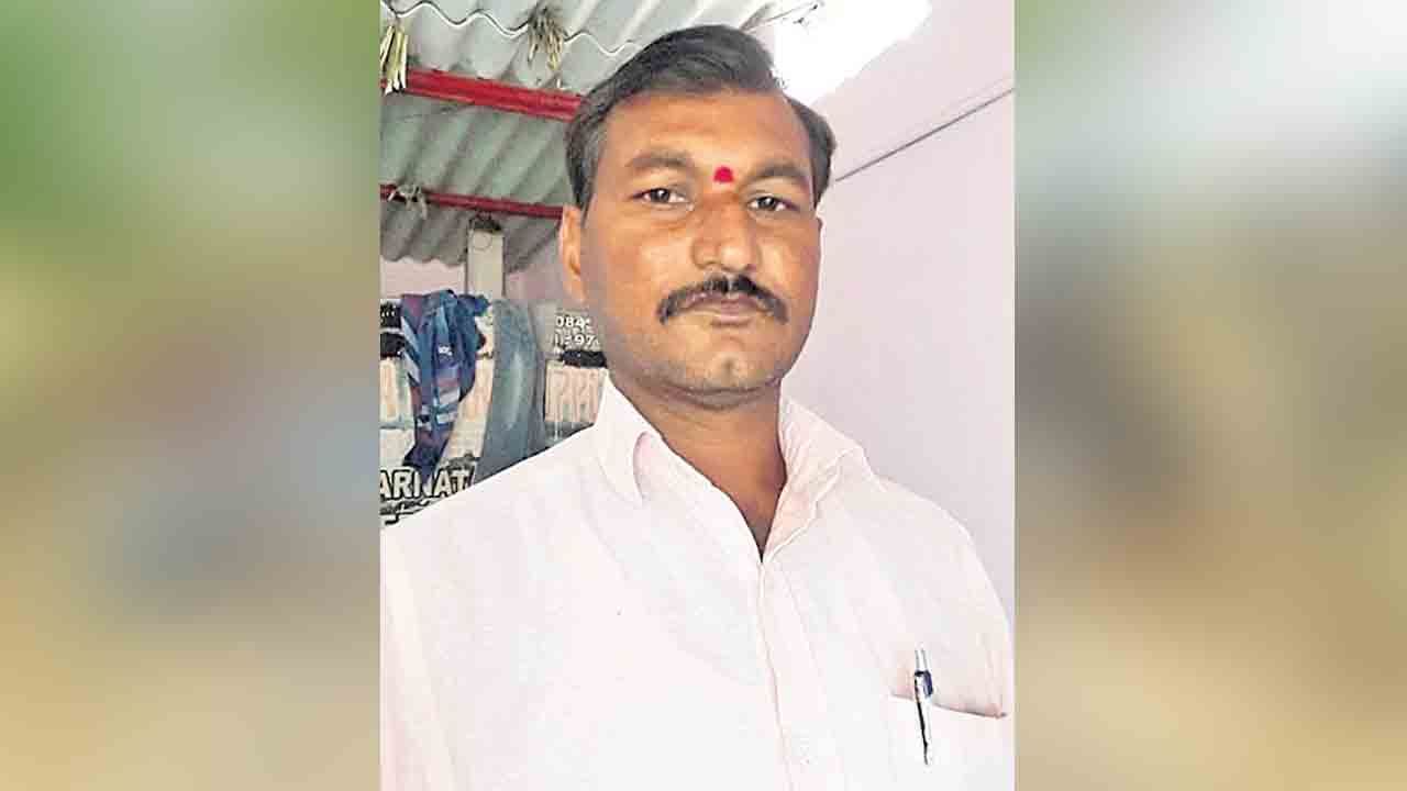 జొన్న రైతు ఆత్మహత్య.. కొనుగోలు కేంద్రంలో పురుగులమందు తాగి అఘాయిత్యం