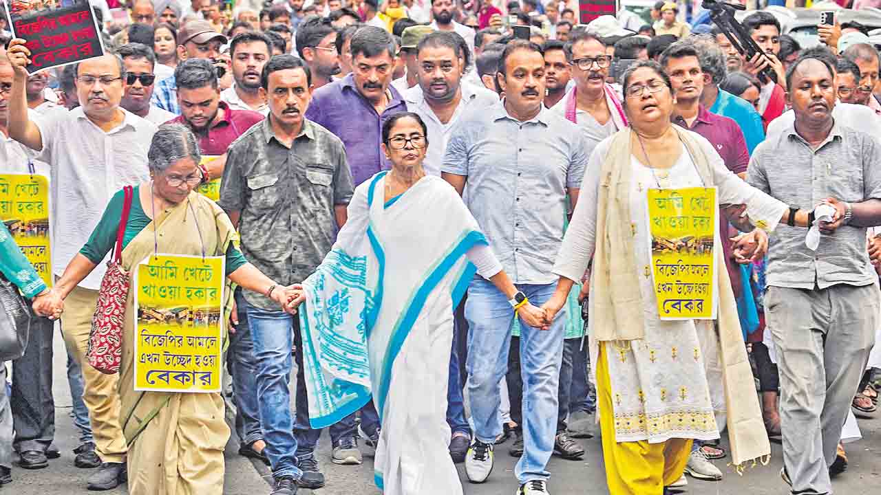 వేటాడుతున్న బీజేపీ.. ప్రతిపక్ష పార్టీల్లో చీలికల చిచ్చు రాజేస్తున్న కమలం పార్టీ!