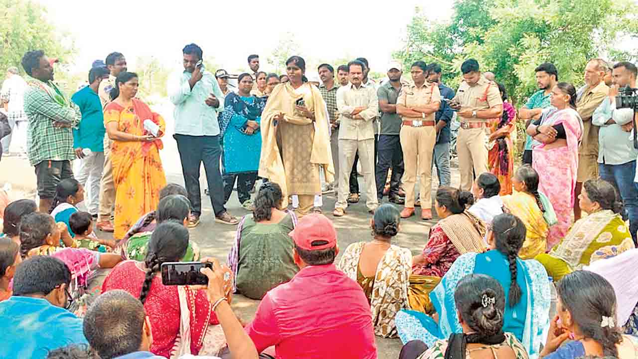 పాలేరు లింక్‌ కెనాల్‌ సర్వేను అడ్డుకున్న రైతులు.. చావనైనా చస్తాం.. భూములివ్వం