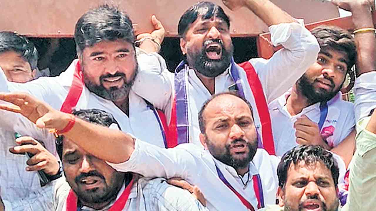 బీసీ విద్యార్థుల ఫీజు పోరు.. బీసీ విద్యార్థి జేఏసీ నేతల సచివాలయం ముట్టడి