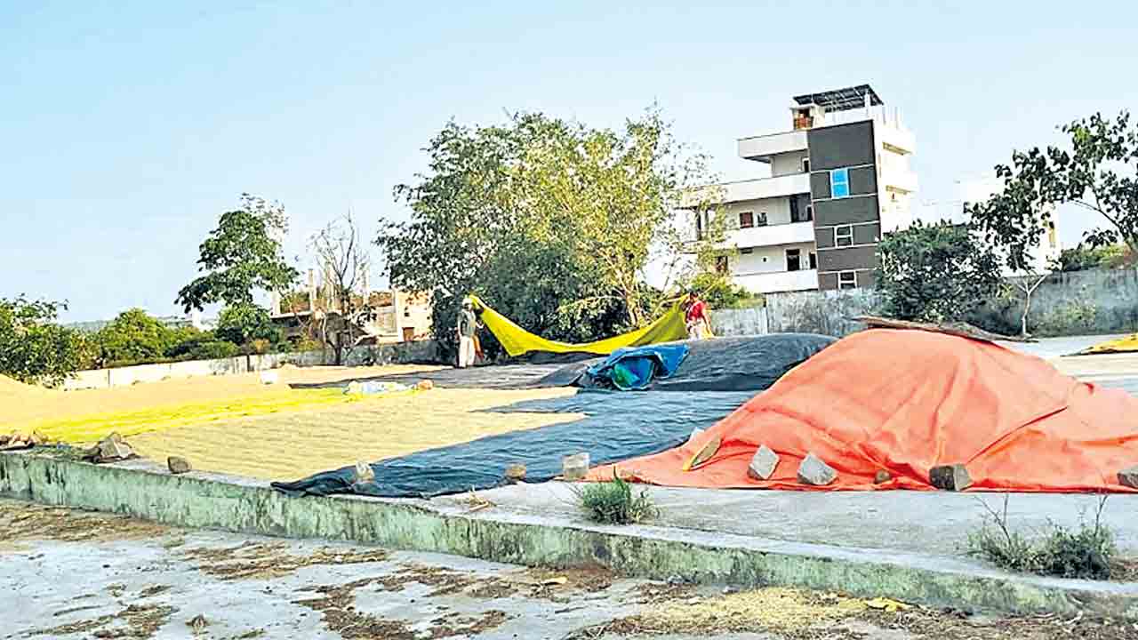 ధాన్యం సేకరణలో గందరగోళం.. ముందస్తు ప్లాన్‌ చేయడంలో జిల్లా యంత్రాంగం ఫెయిల్‌