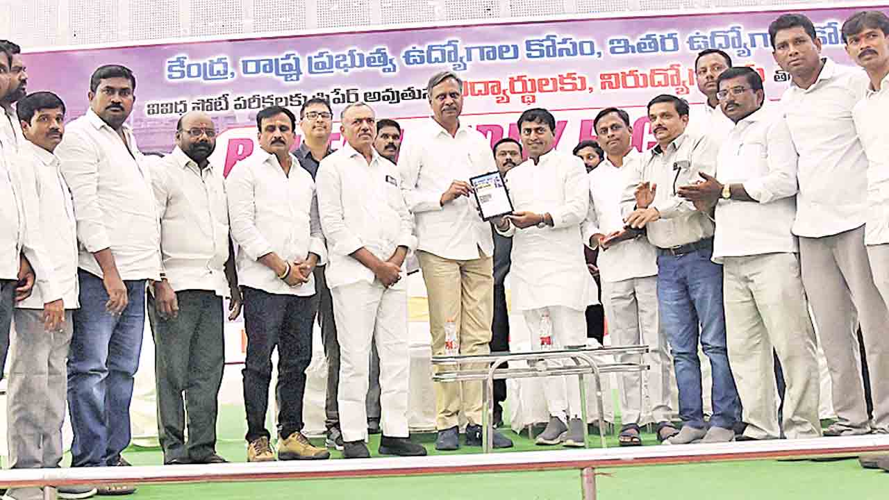 నోటిఫికేషన్లు ఇవ్వని దివాలాకోరు సర్కార్‌.. విద్యారంగాన్ని నిర్వీర్యం చేస్తున్న రేవంత్‌రెడ్డి : పల్లా