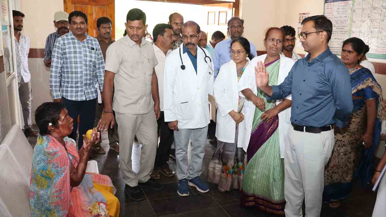 బాధ్యతతో విధులు నిర్వర్తించాలి.. తిరుమలాయపాలెం సీహెచ్‌సీ తనిఖీలో కలెక్టర్‌ దివాకర