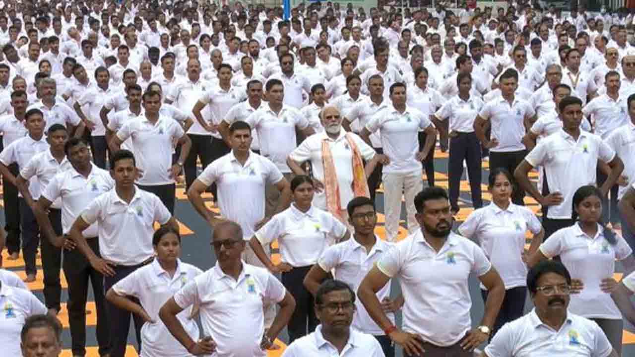 అతి పెద్ద సామూహిక వేడుకగా యోగా