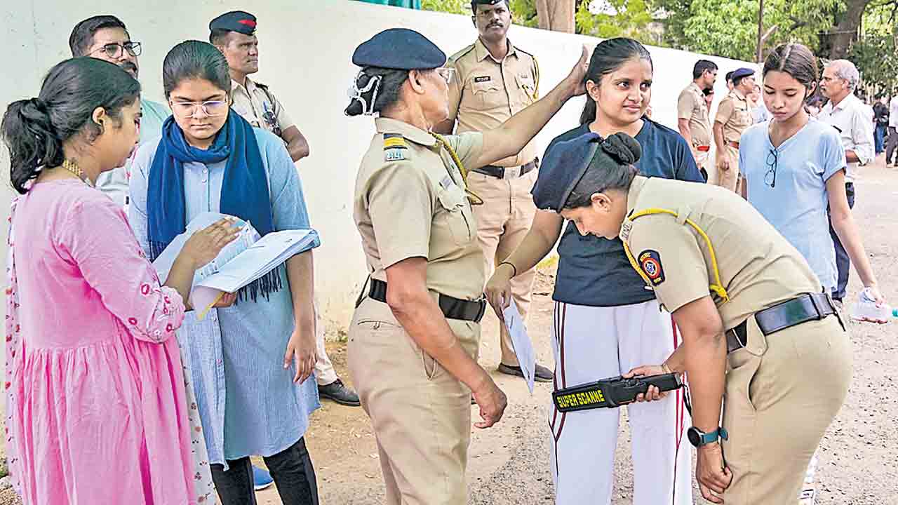 ఉత్కంఠగా ముగిసిన నీట్‌-యూజీ.. పరీక్ష కేంద్రాలవద్ద గట్టి భద్రత