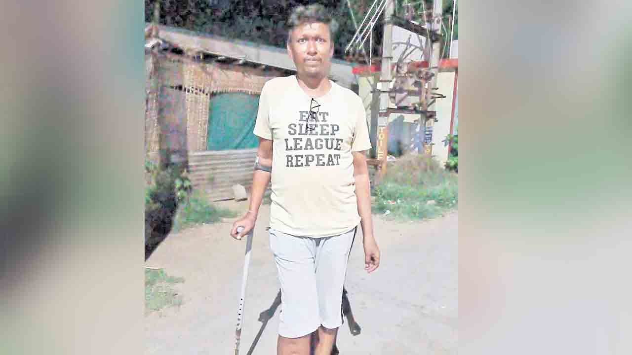 బీఆర్‌ఎస్‌ కార్యకర్తపై పోలీసుల ఉక్కుపాదం