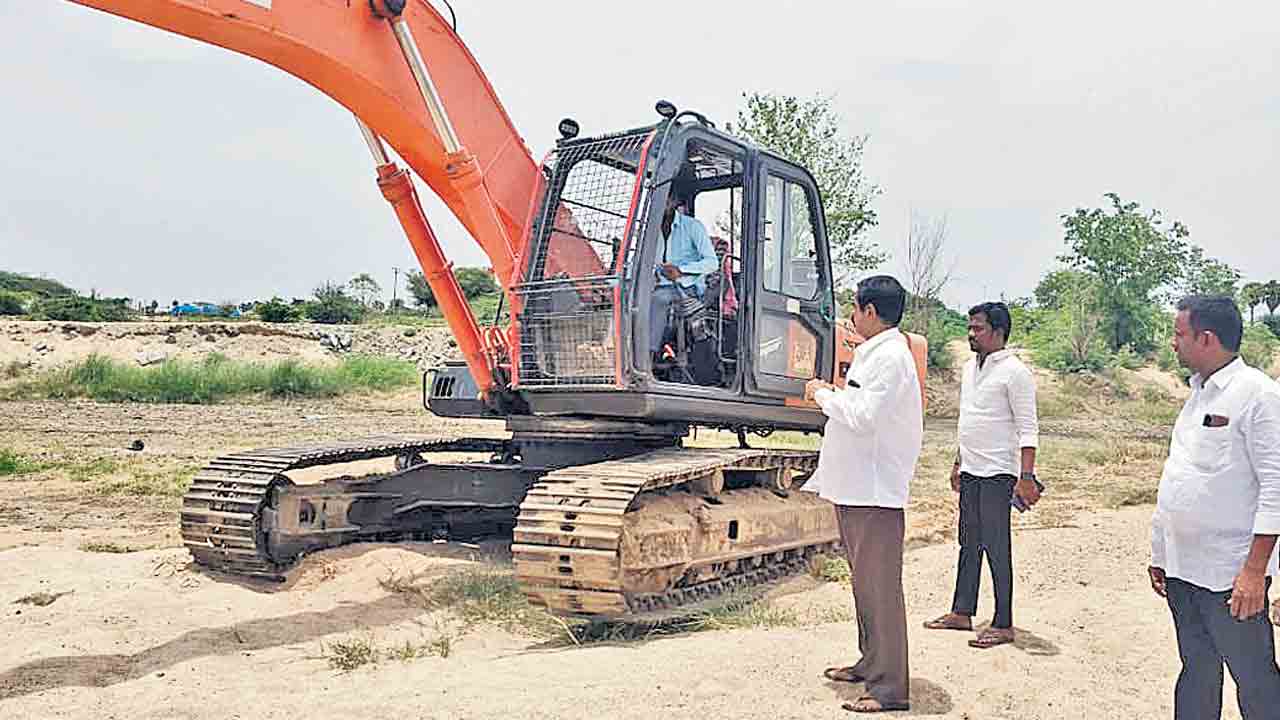 అనుమతుల్లేని ఇసుక రవాణాను ఆపేస్తం