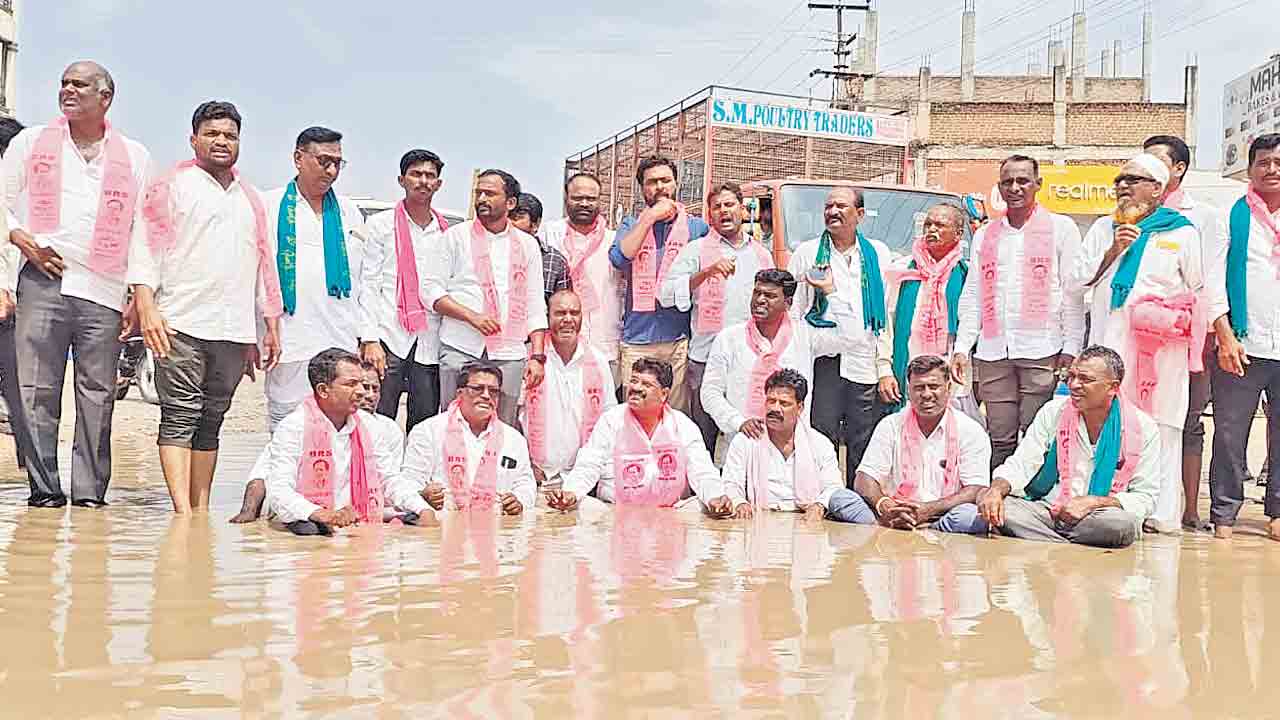 బురద నీటిలో జుక్కల్‌ మాజీ ఎమ్మెల్యే నిరసన