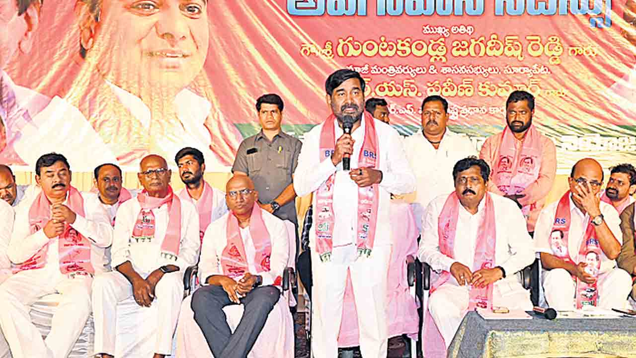 పవన్‌ కామెంట్స్‌ ఐటమ్‌ సాంగ్స్‌.. ఆయన మాట్లాడే మాటలకు, చేతలకు పొంతనే ఉండదు