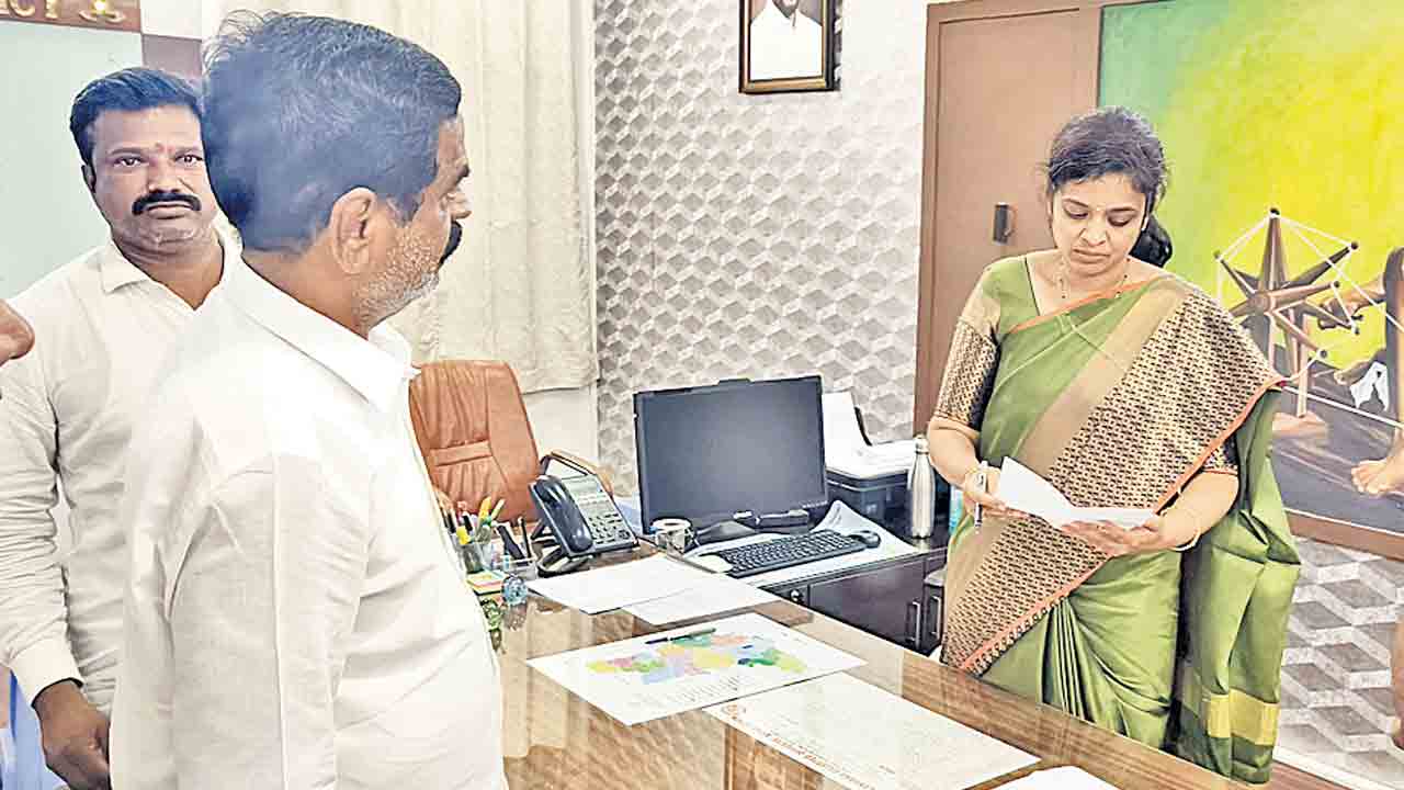 మాగనూర్‌ వాగులో ఇసుక టిప్పర్ల అడ్డగింత